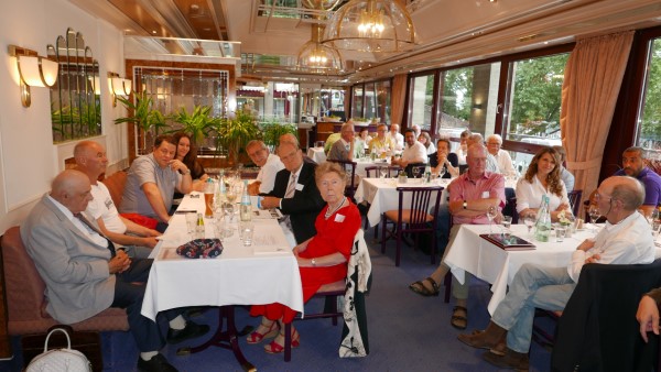 2 Dutzend der knapp 40 Teilnehmenden auf einem Blick